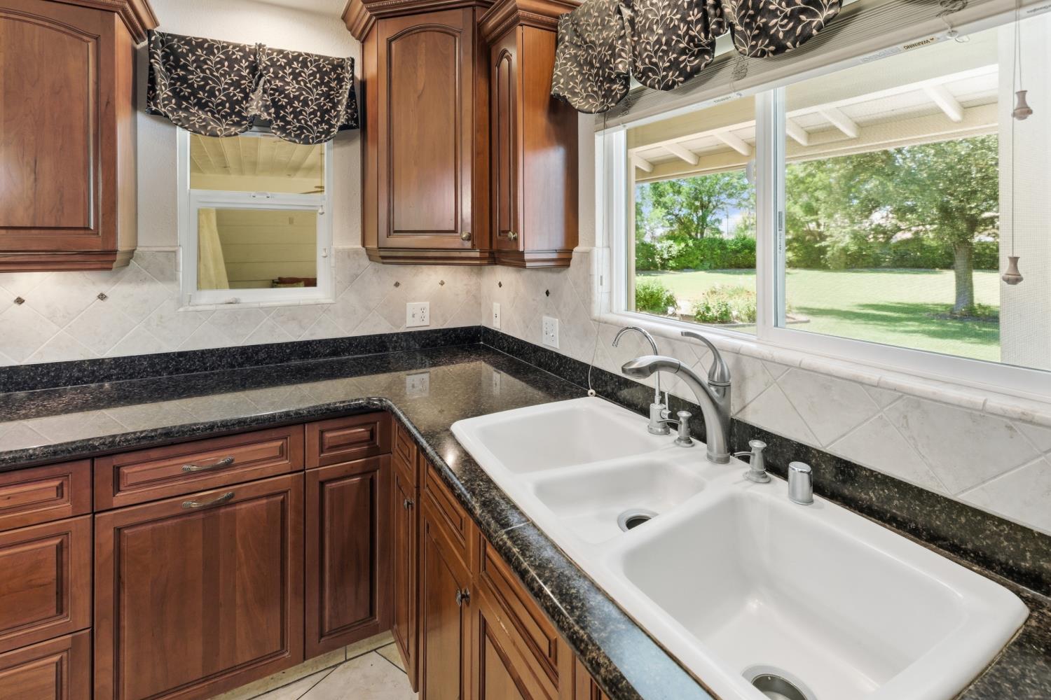 13935 S Madsen Ave, Kingsburg, CA 93631