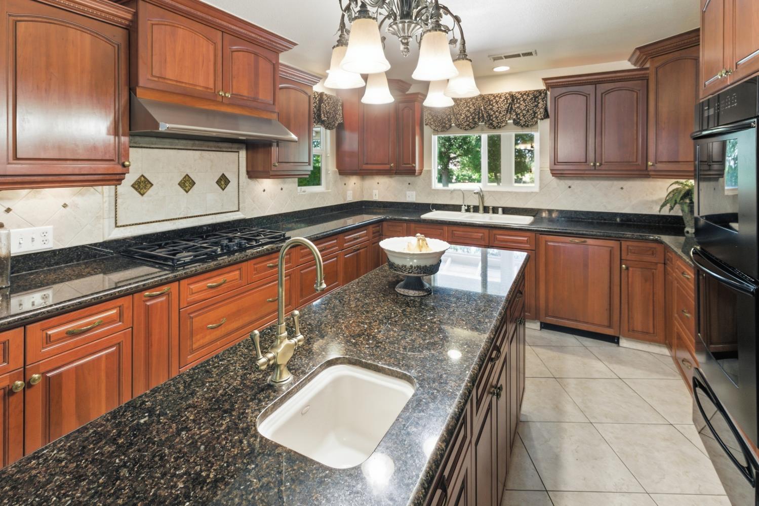 13935 S Madsen Ave, Kingsburg, CA 93631