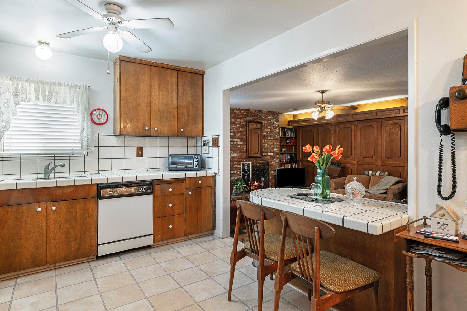 212 Cindy Ln, Coalinga, CA 93210