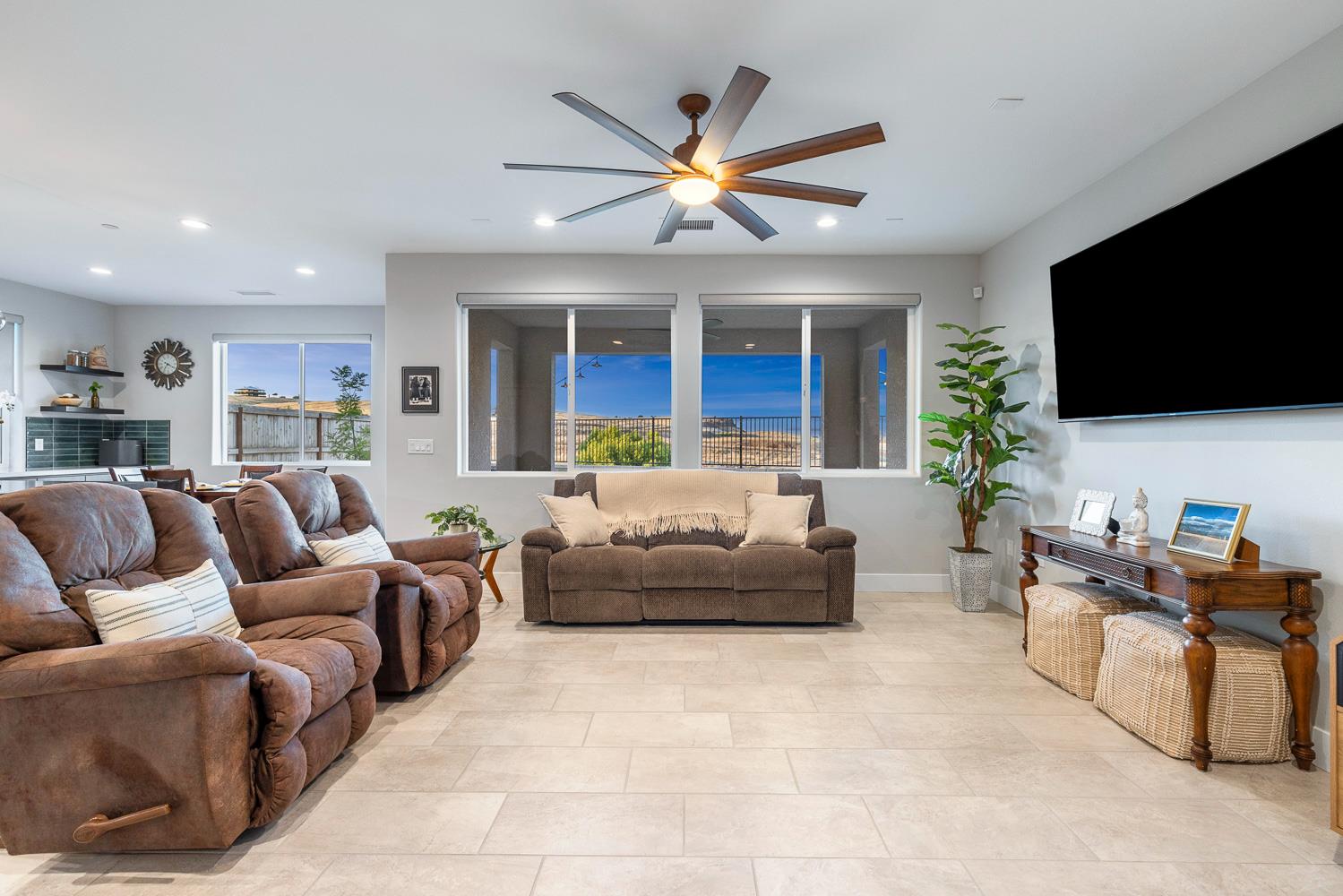 1243 Wildflower Dr, Madera, CA 93636