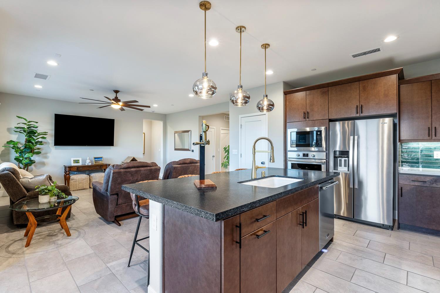 1243 Wildflower Dr, Madera, CA 93636