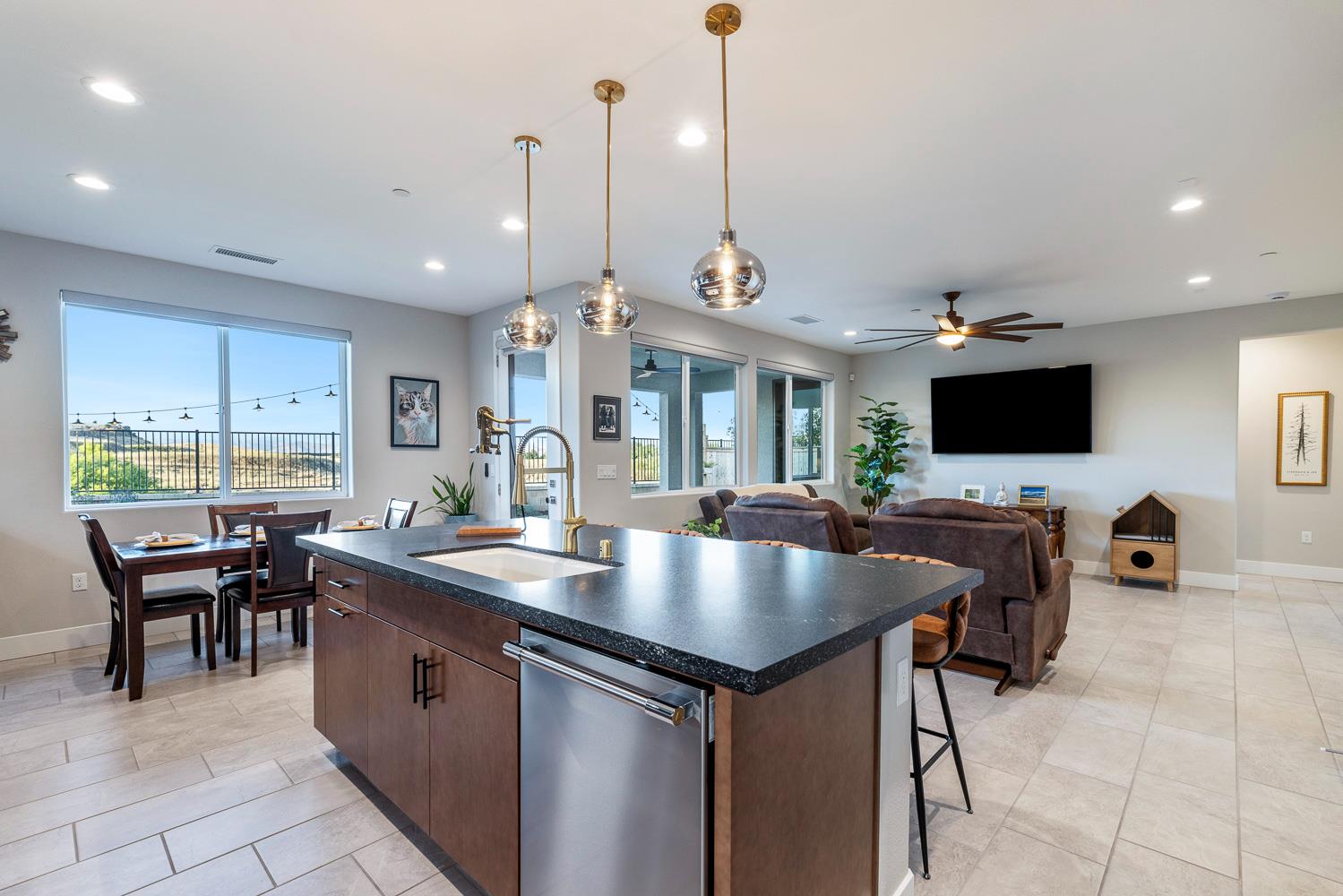 1243 Wildflower Dr, Madera, CA 93636