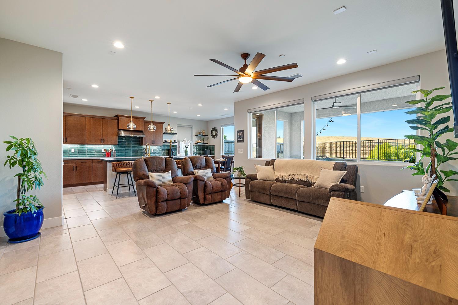 1243 Wildflower Dr, Madera, CA 93636