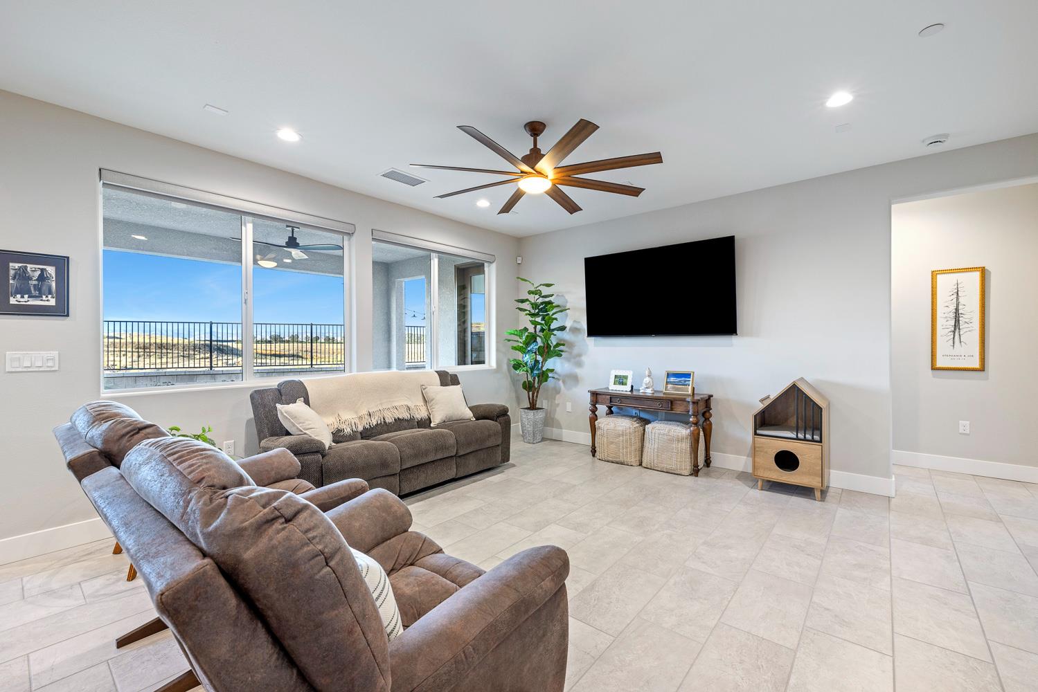 1243 Wildflower Dr, Madera, CA 93636