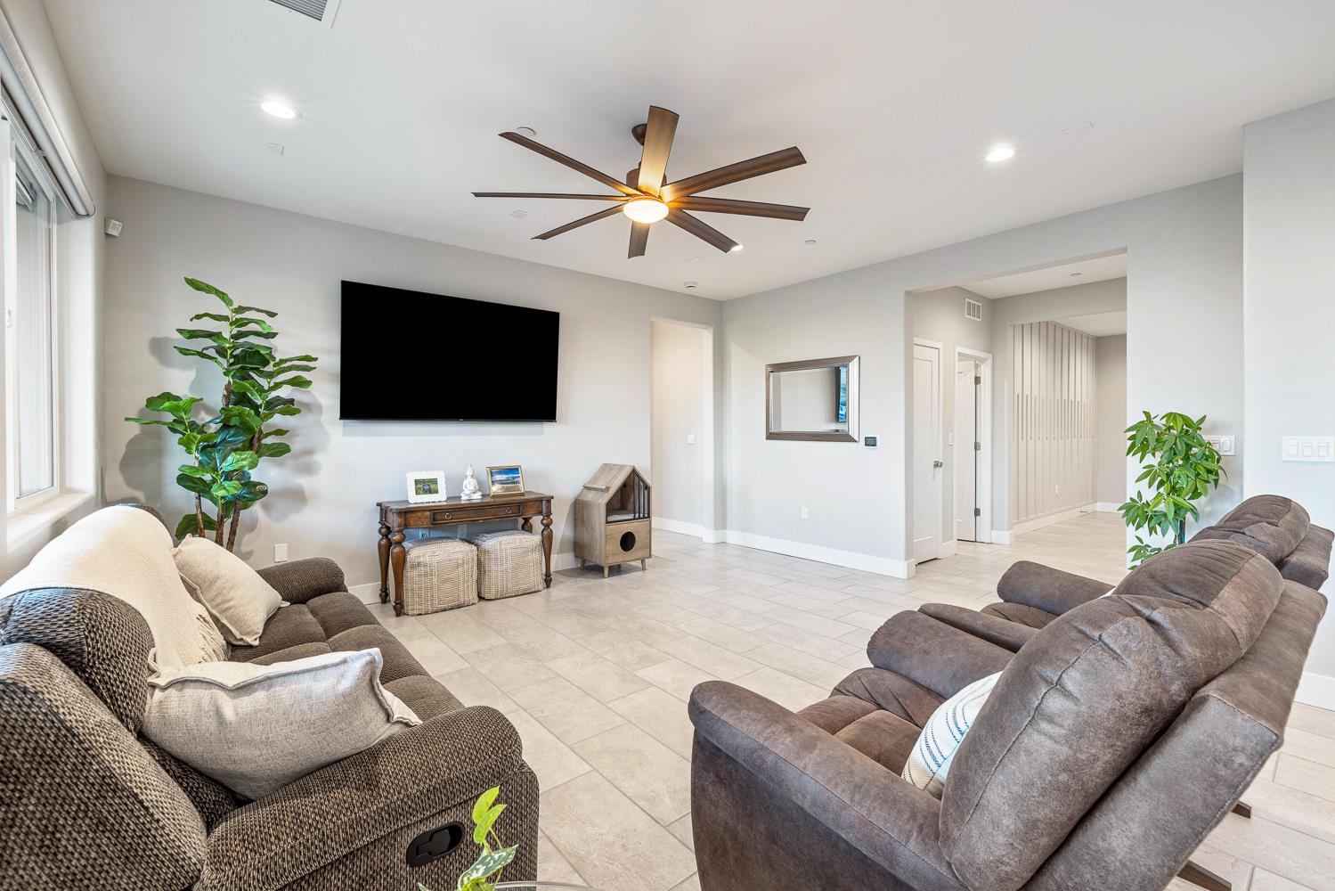 1243 Wildflower Dr, Madera, CA 93636
