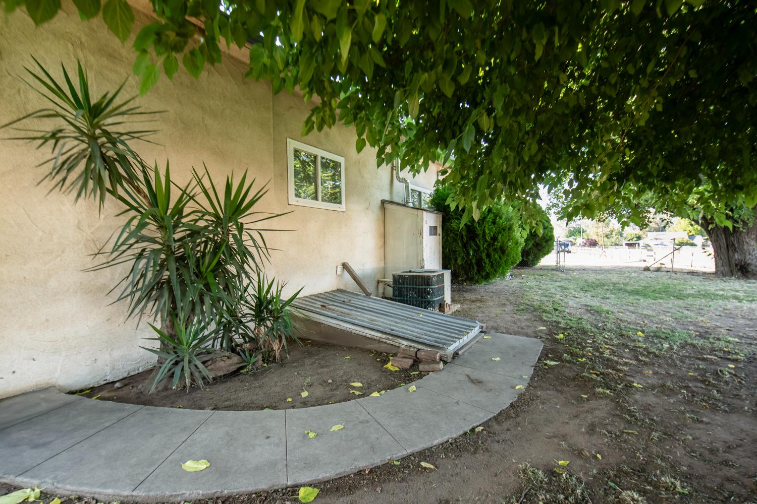 8294 E Hedges Ave, Fresno, CA 93737