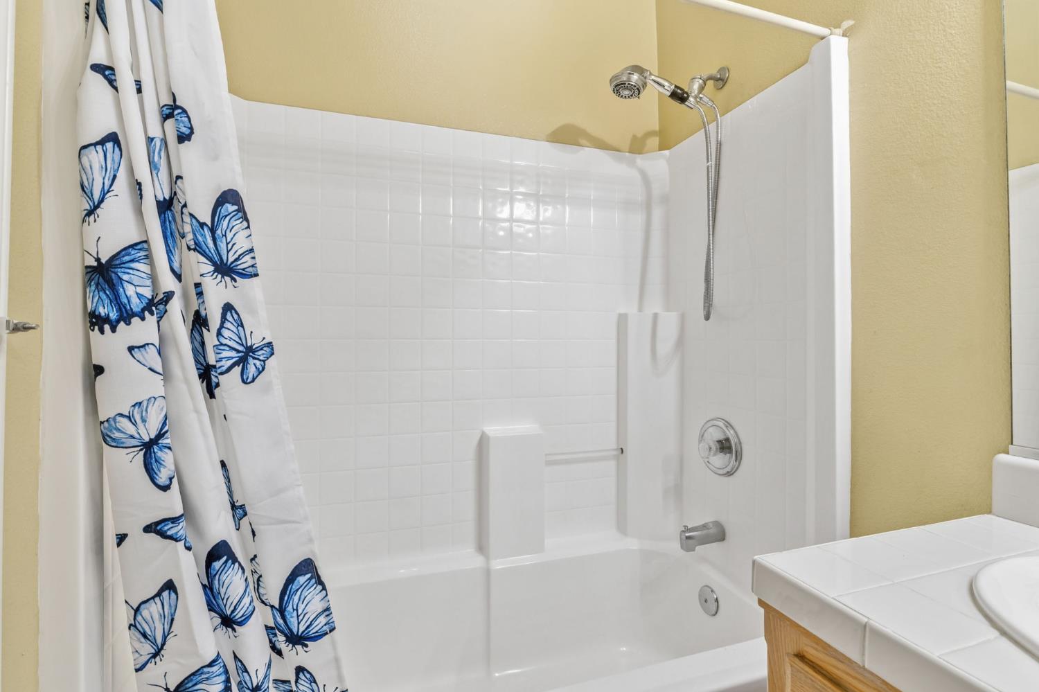 1826 Avenue C, Kingsburg, CA 93631