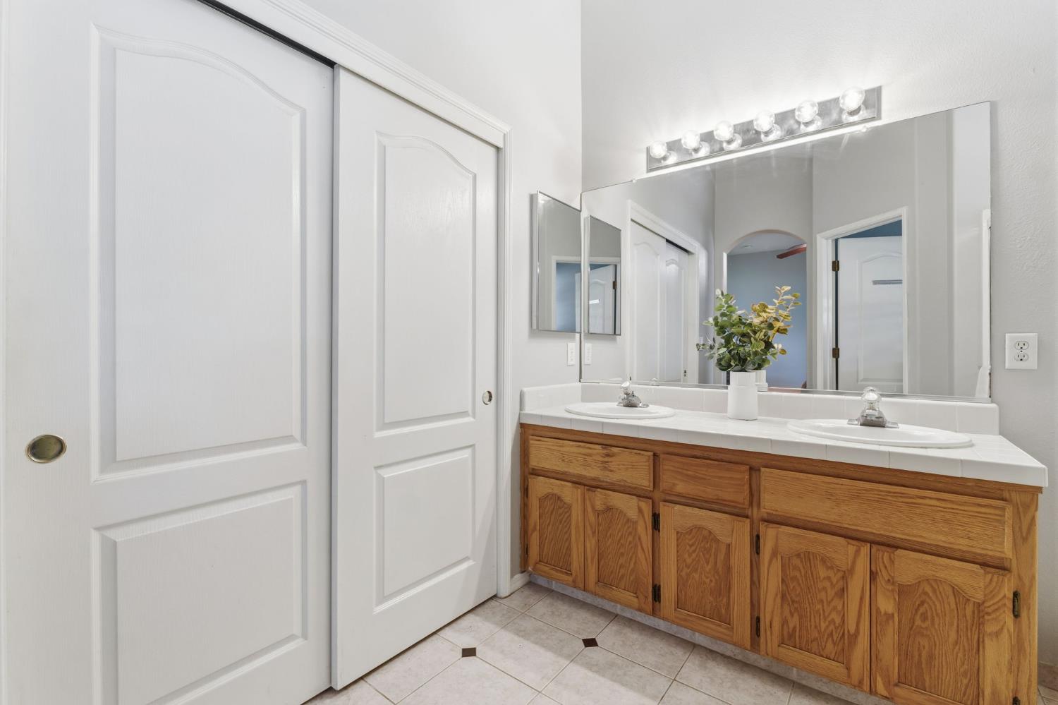 1826 Avenue C, Kingsburg, CA 93631