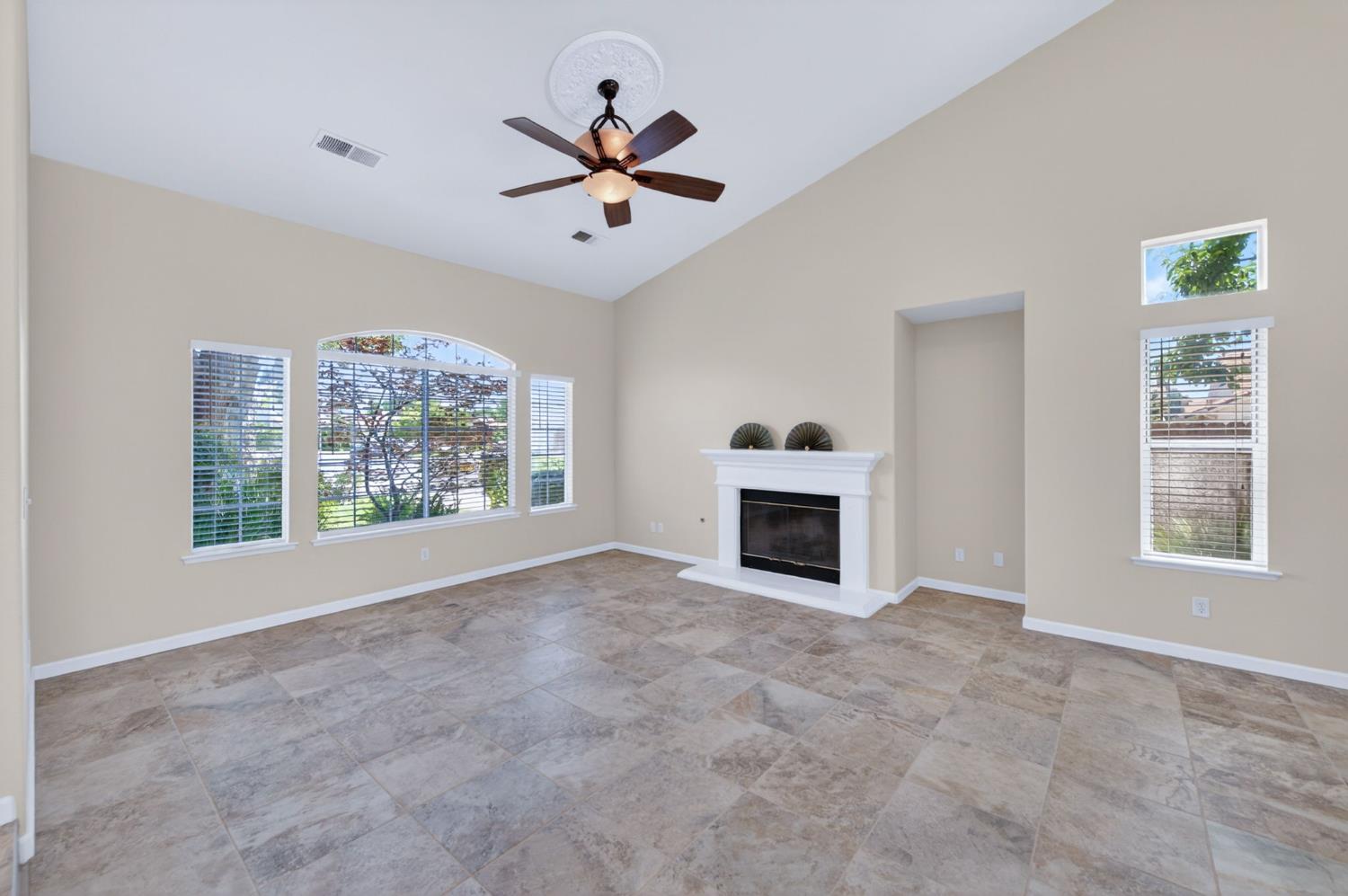 794 Applegate Ave, Clovis, CA 93611