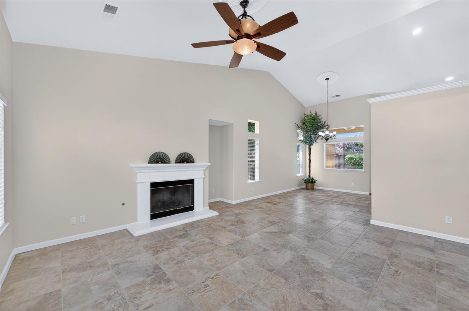 794 Applegate Ave, Clovis, CA 93611