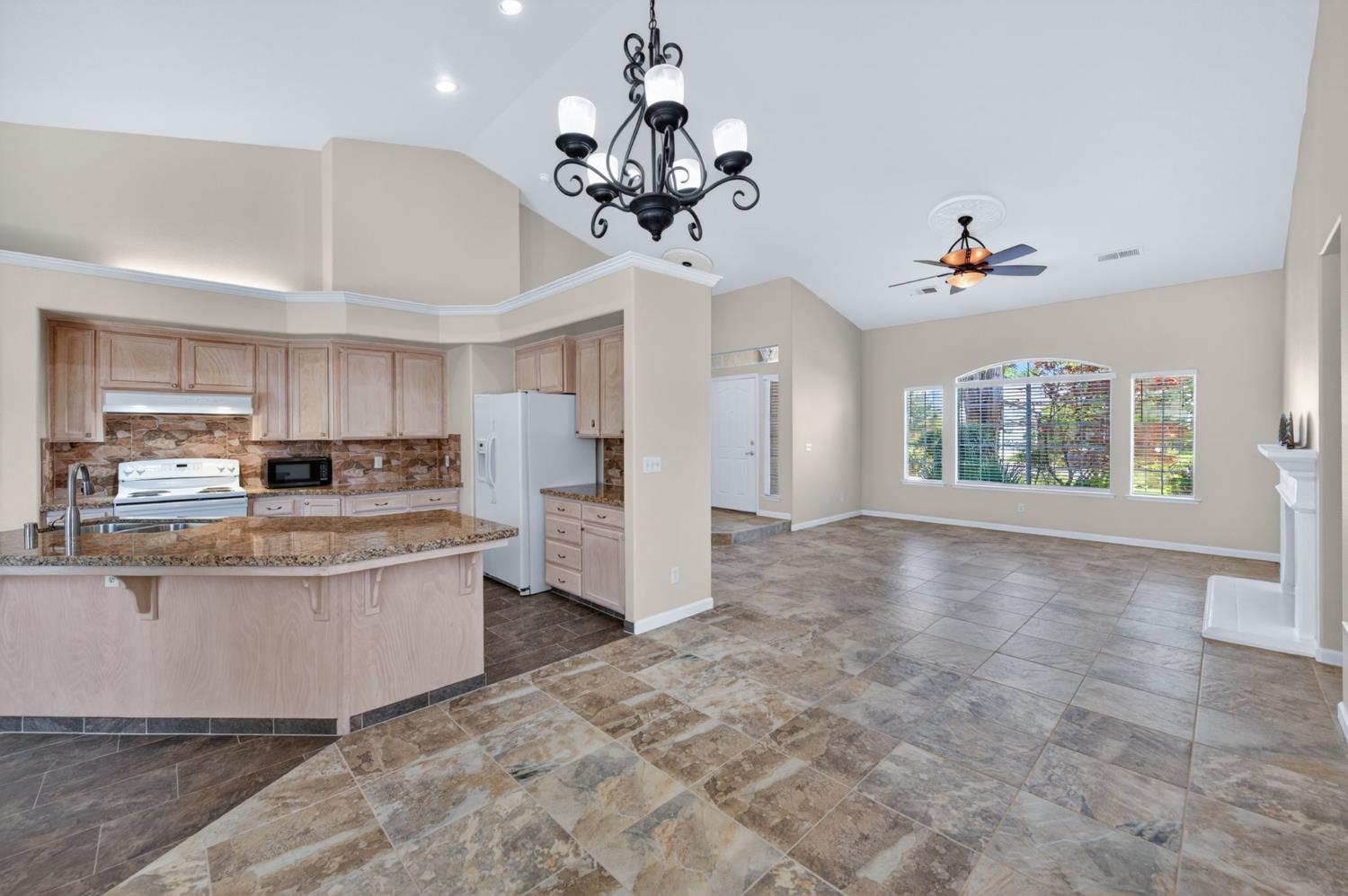 794 Applegate Ave, Clovis, CA 93611