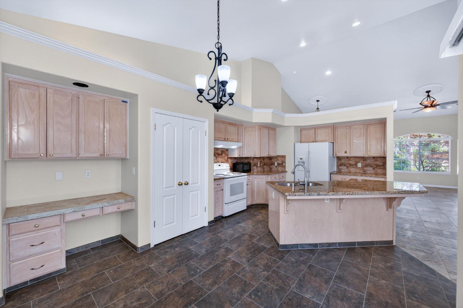 794 Applegate Ave, Clovis, CA 93611