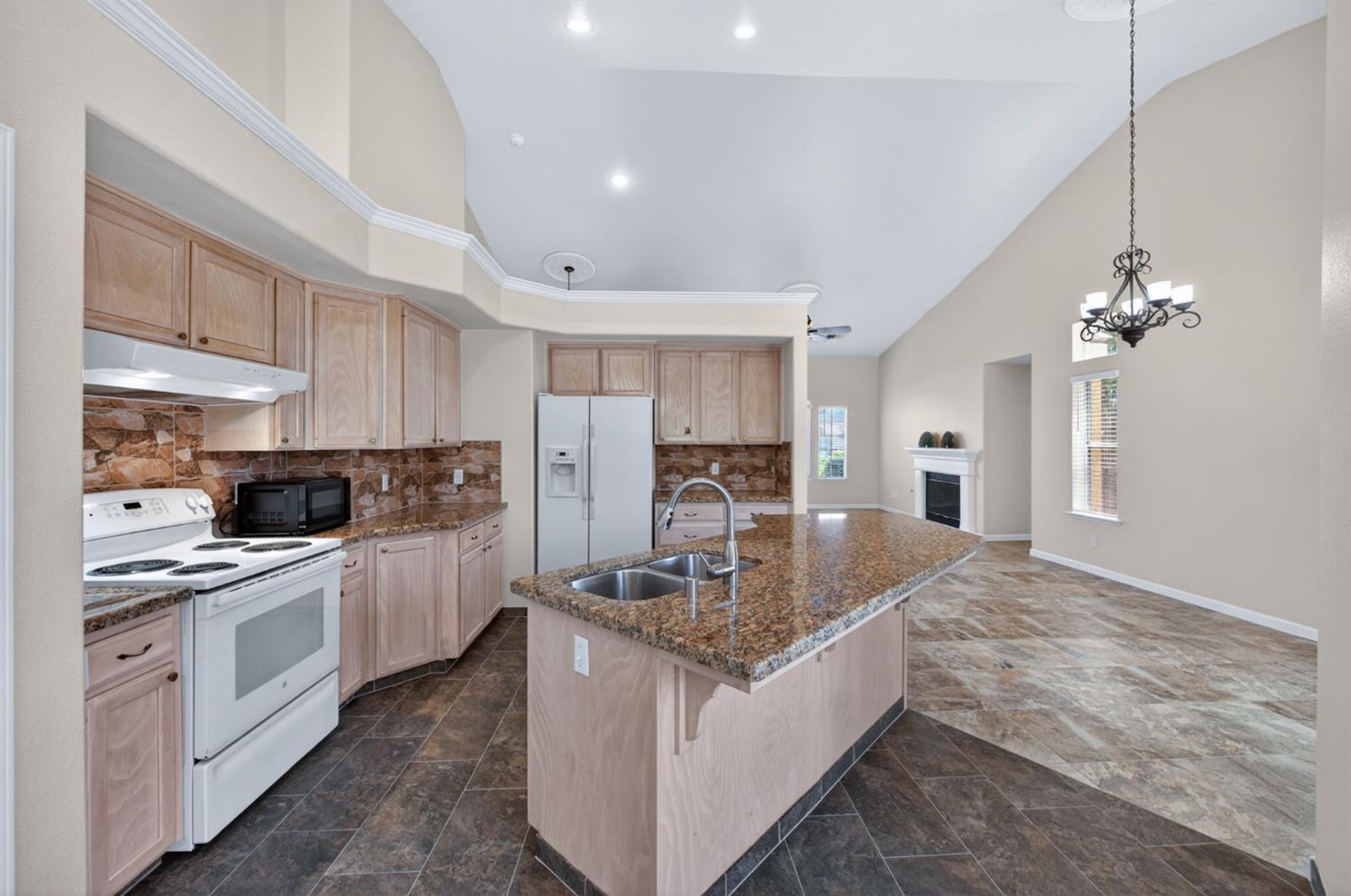 794 Applegate Ave, Clovis, CA 93611
