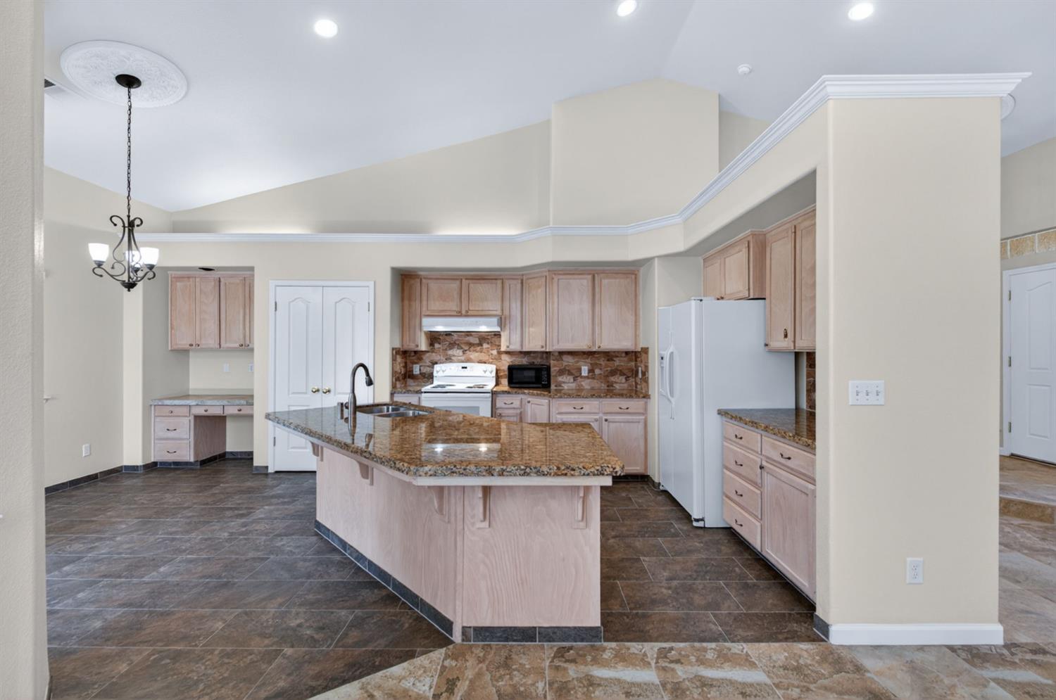 794 Applegate Ave, Clovis, CA 93611