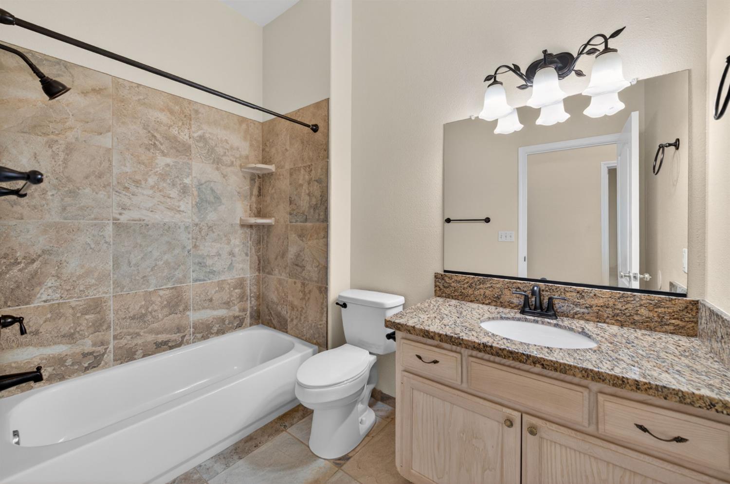 794 Applegate Ave, Clovis, CA 93611