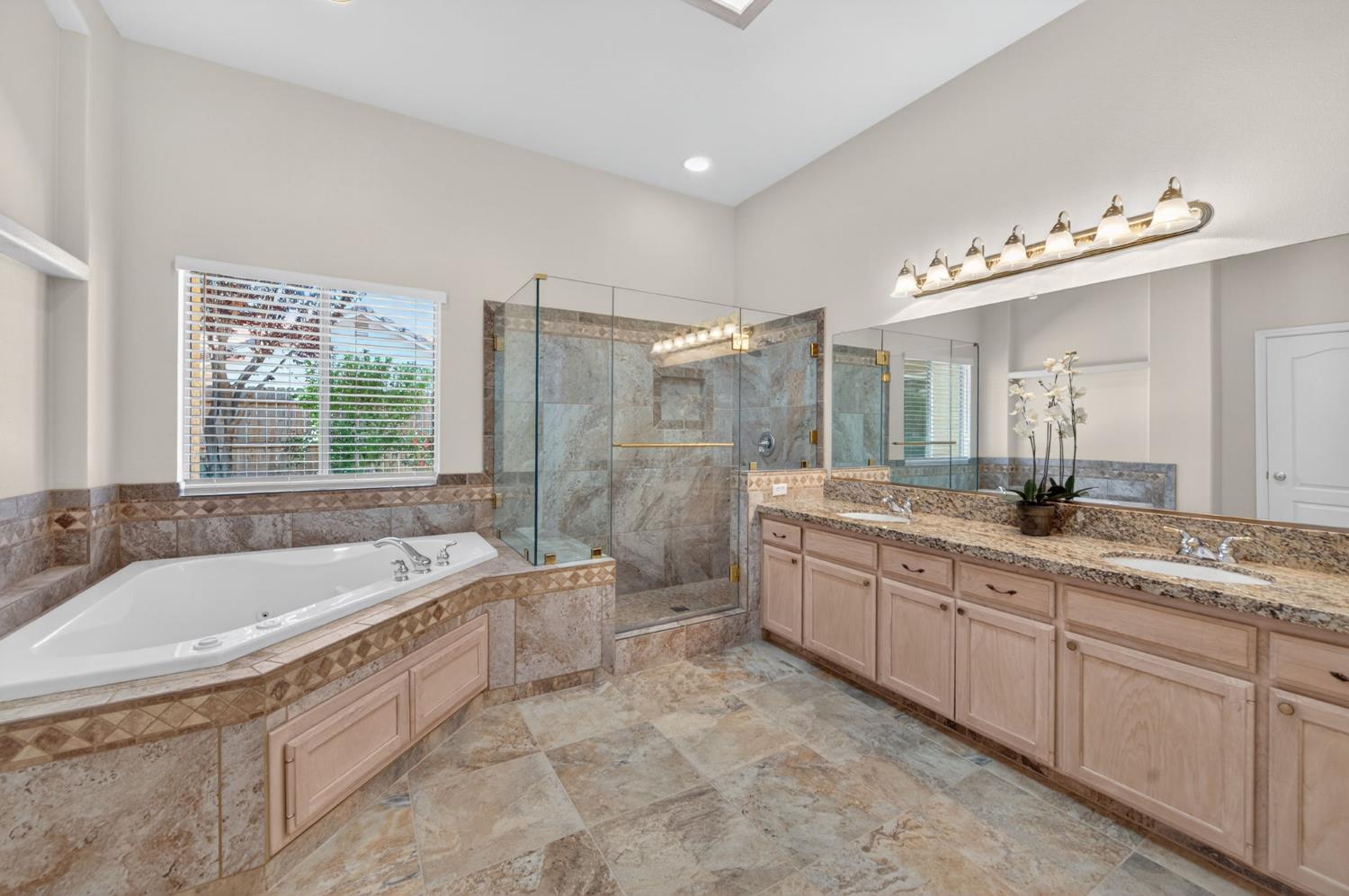 794 Applegate Ave, Clovis, CA 93611
