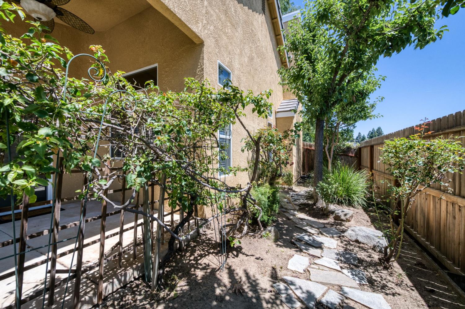 794 Applegate Ave, Clovis, CA 93611