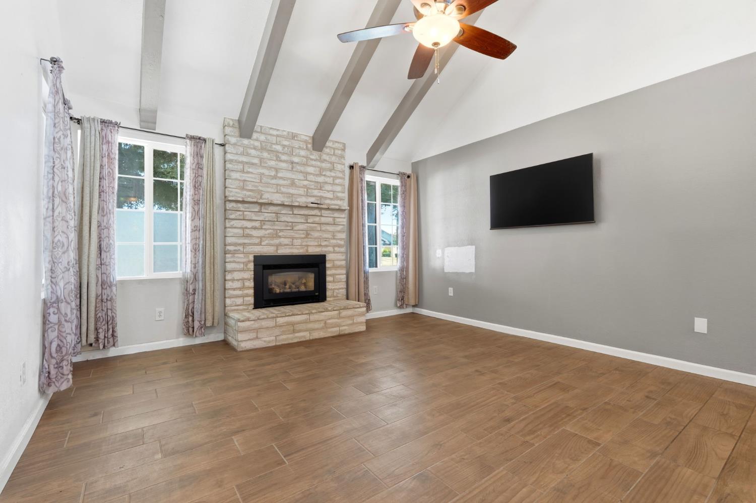 247 E Kennedy Ave, Tulare, CA 93274