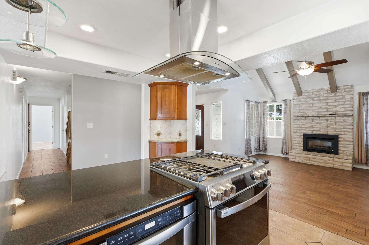 247 E Kennedy Ave, Tulare, CA 93274