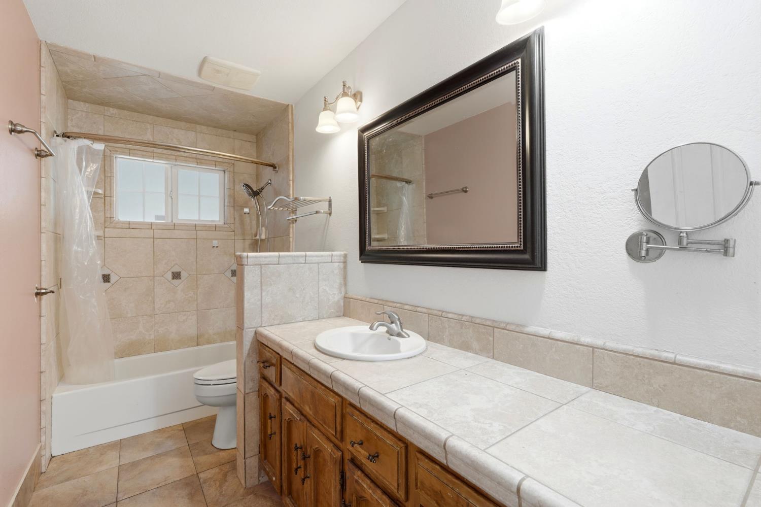 247 E Kennedy Ave, Tulare, CA 93274