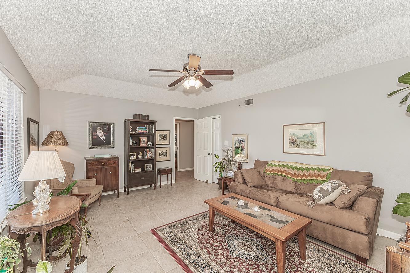 833 E El Paso Ave N, Fresno, CA 93720