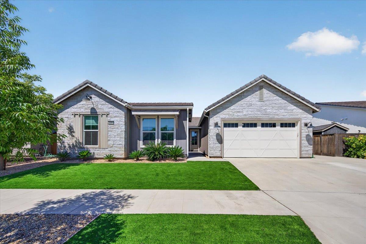 2086 N Phillip Ave, Clovis, CA 93619