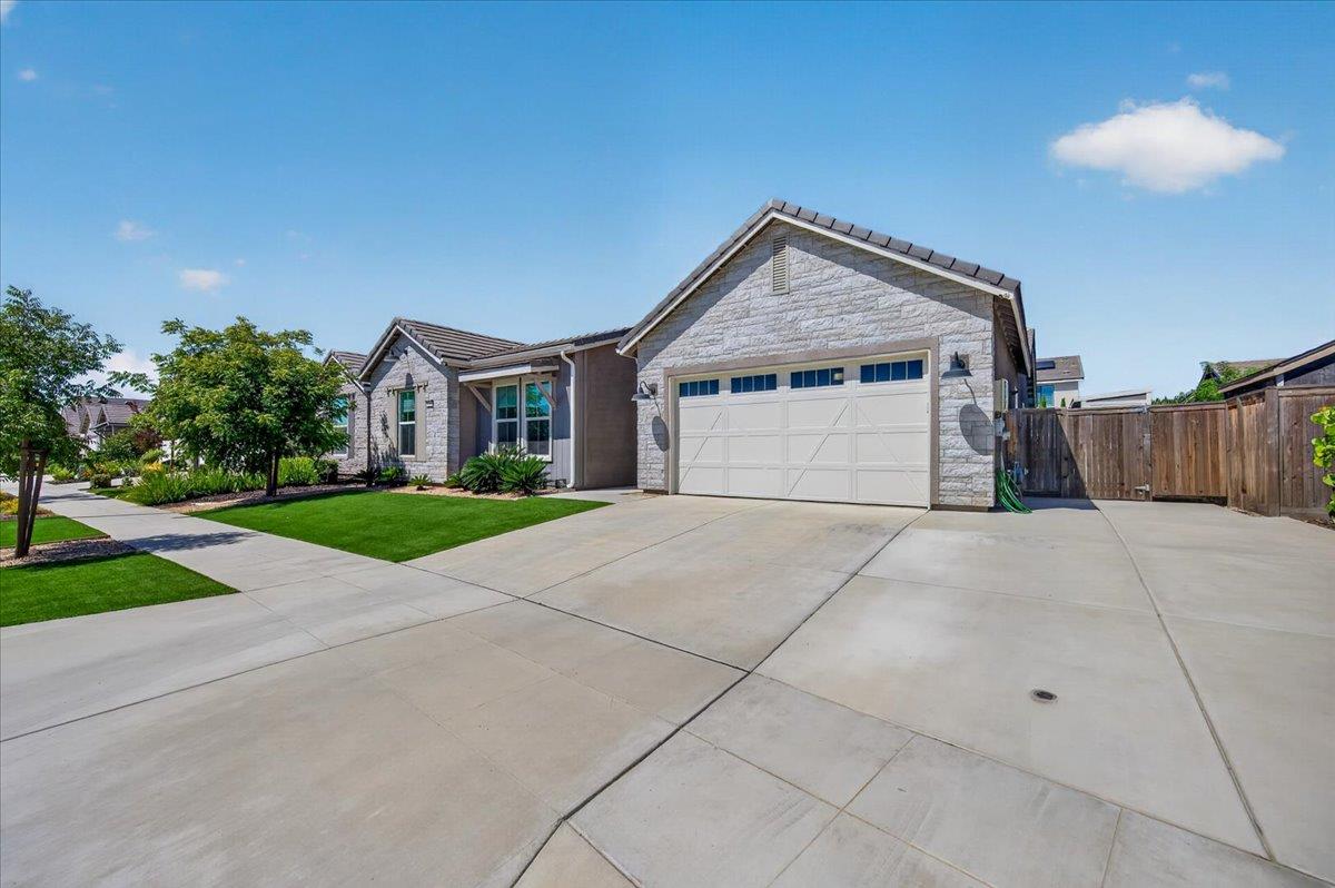 2086 N Phillip Ave, Clovis, CA 93619