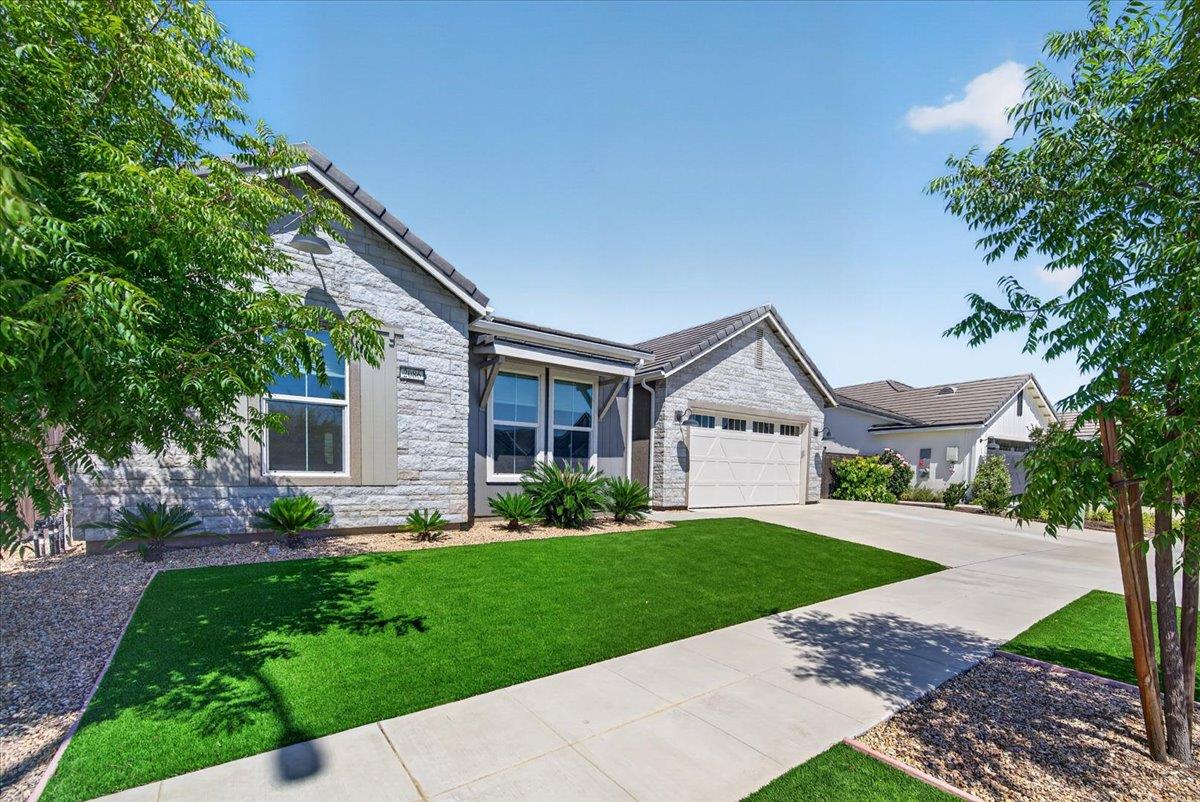 2086 N Phillip Ave, Clovis, CA 93619