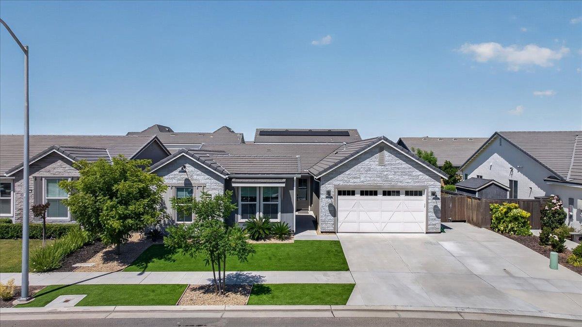 2086 N Phillip Ave, Clovis, CA 93619