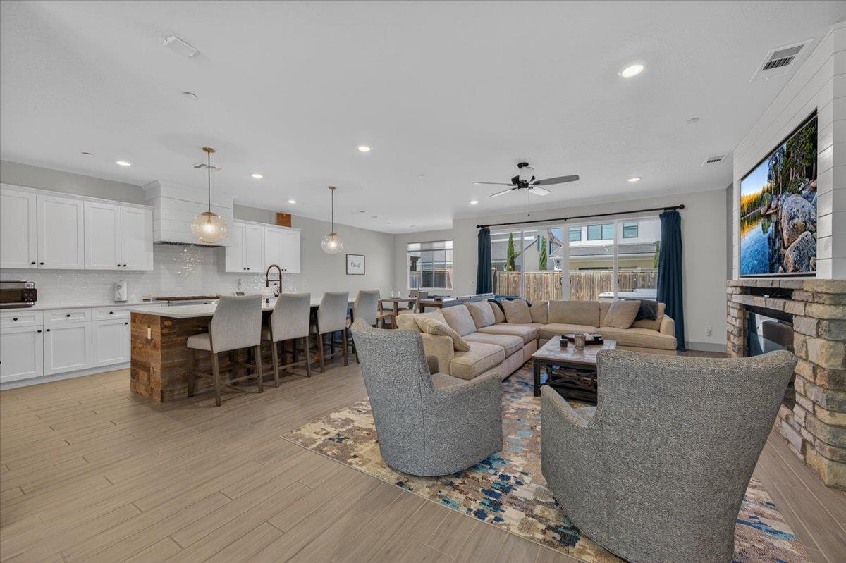 2086 N Phillip Ave, Clovis, CA 93619