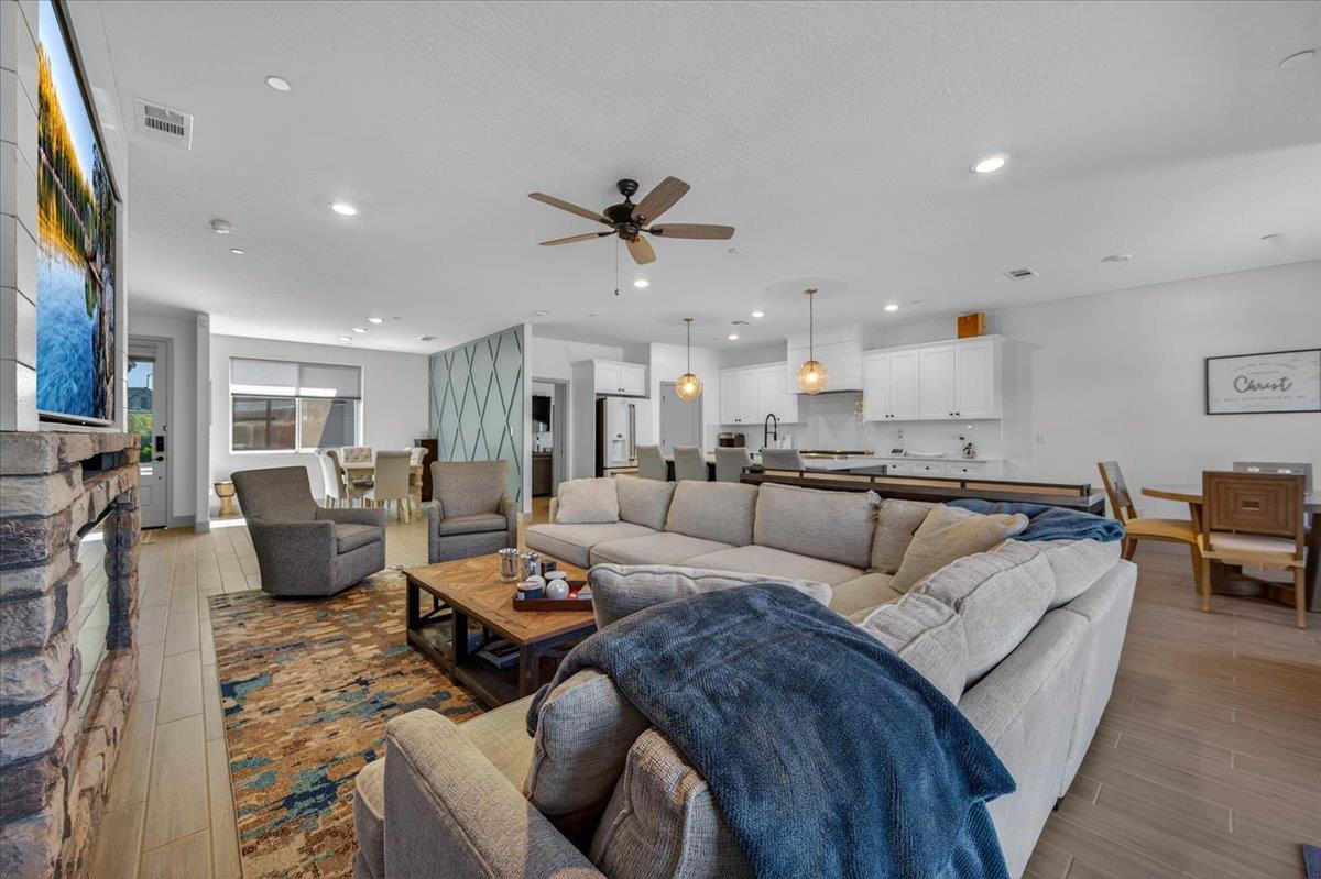 2086 N Phillip Ave, Clovis, CA 93619