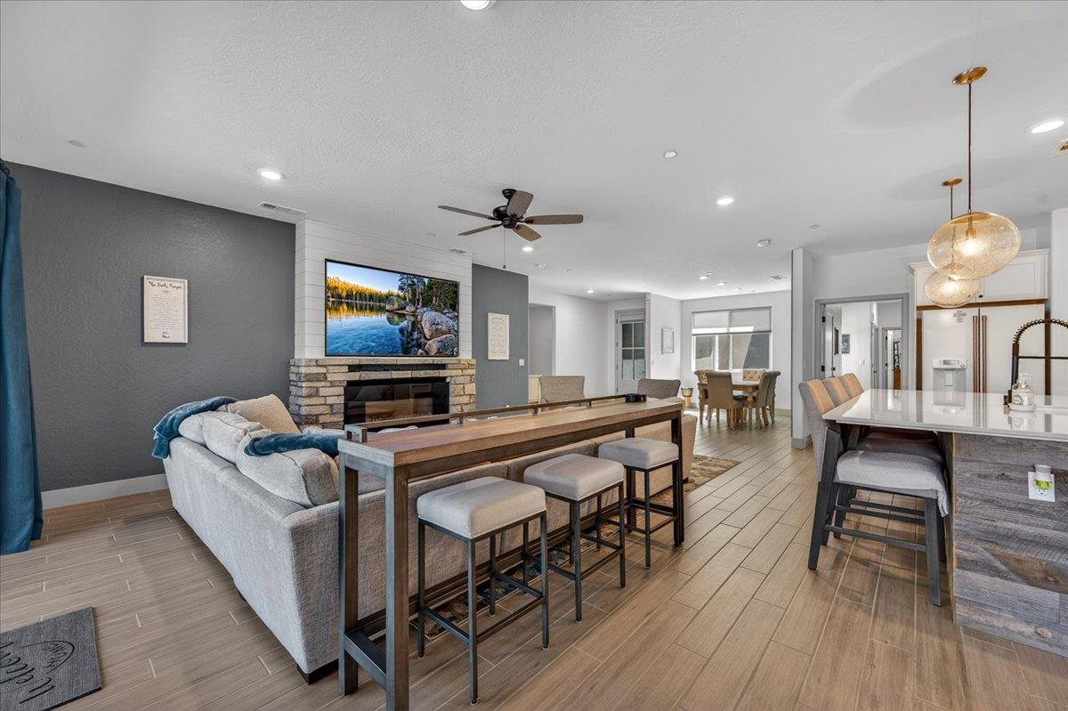 2086 N Phillip Ave, Clovis, CA 93619