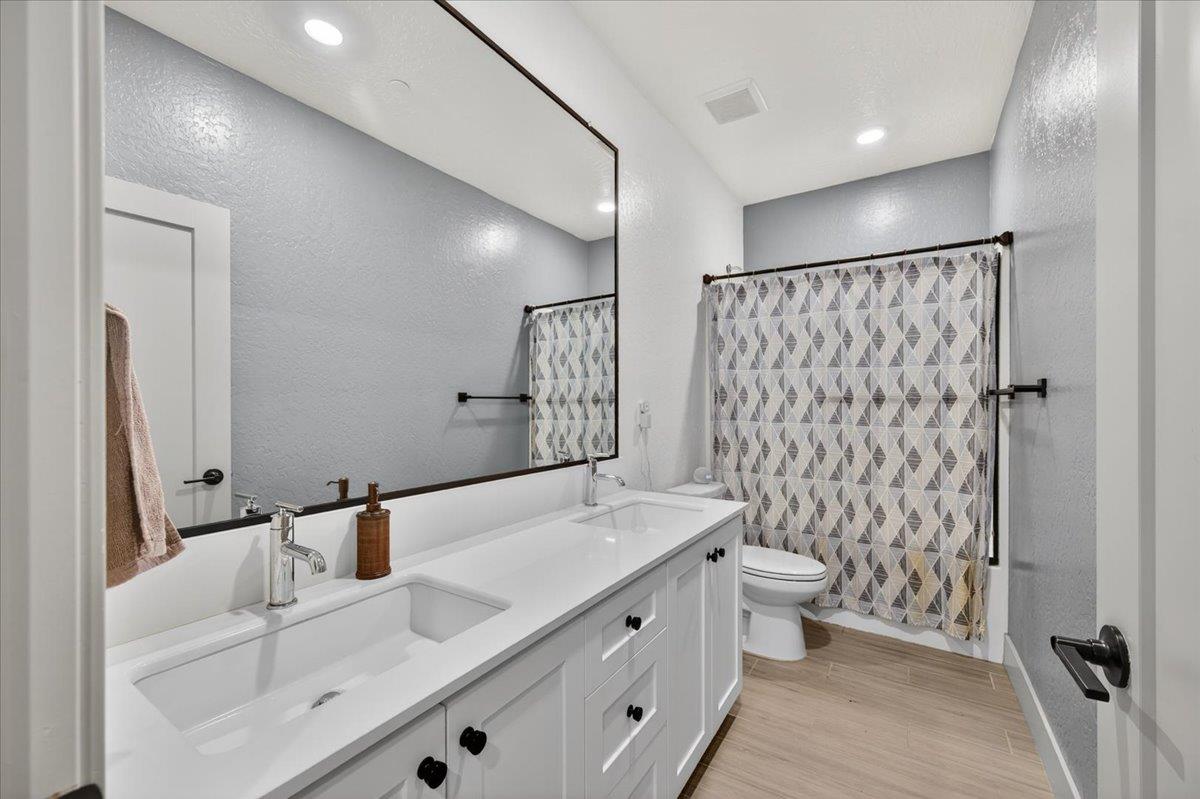 2086 N Phillip Ave, Clovis, CA 93619