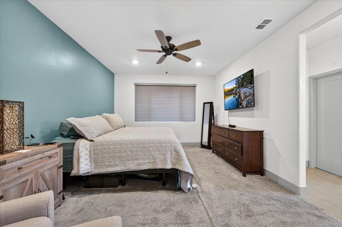 2086 N Phillip Ave, Clovis, CA 93619