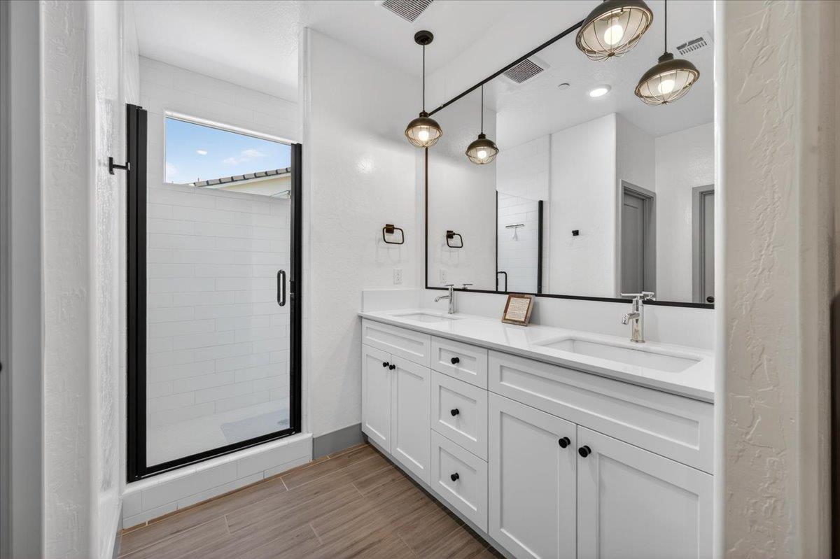 2086 N Phillip Ave, Clovis, CA 93619