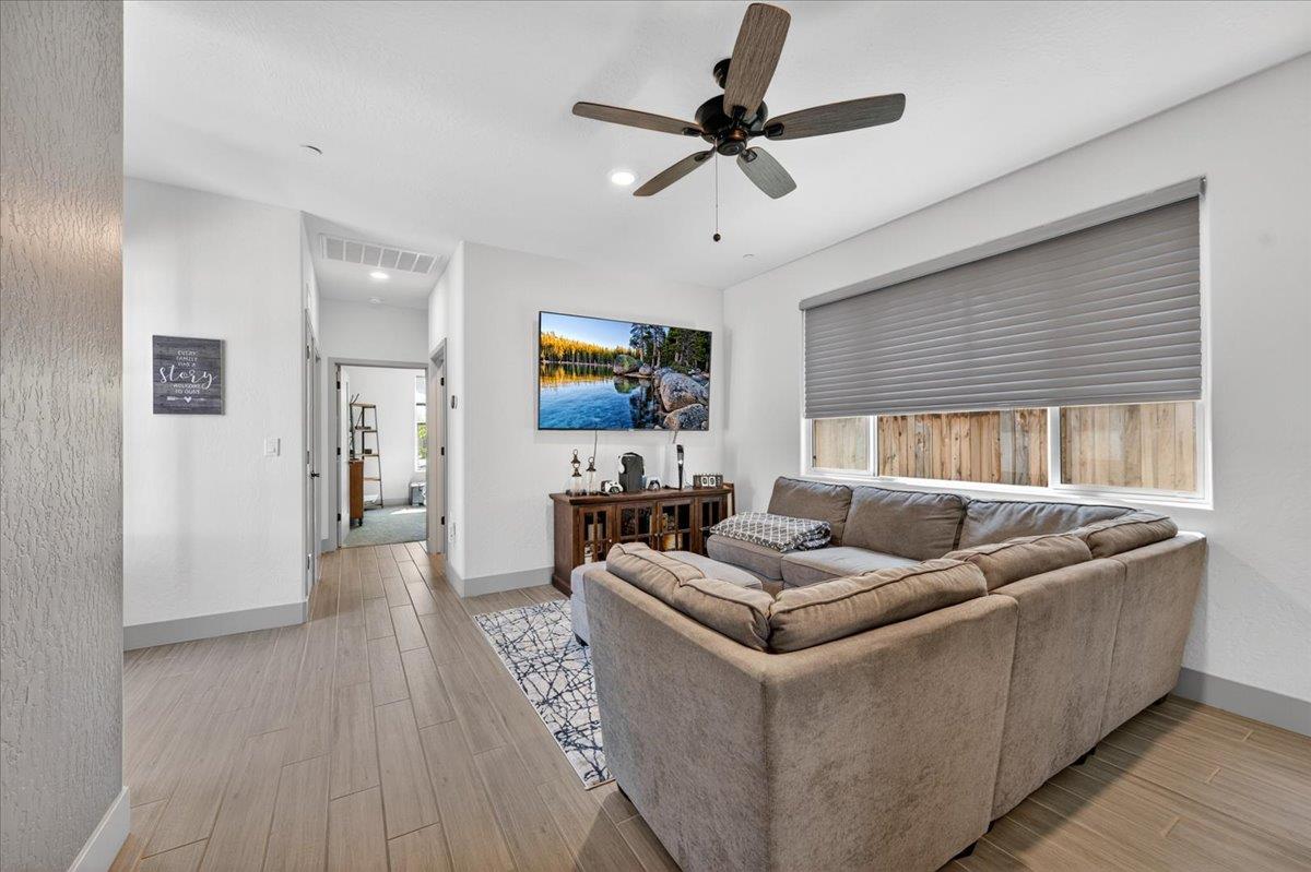 2086 N Phillip Ave, Clovis, CA 93619