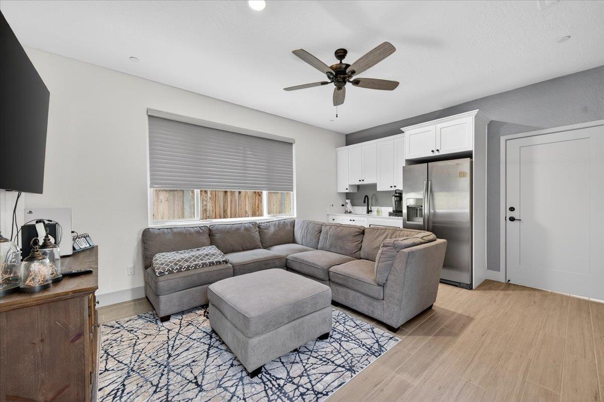 2086 N Phillip Ave, Clovis, CA 93619