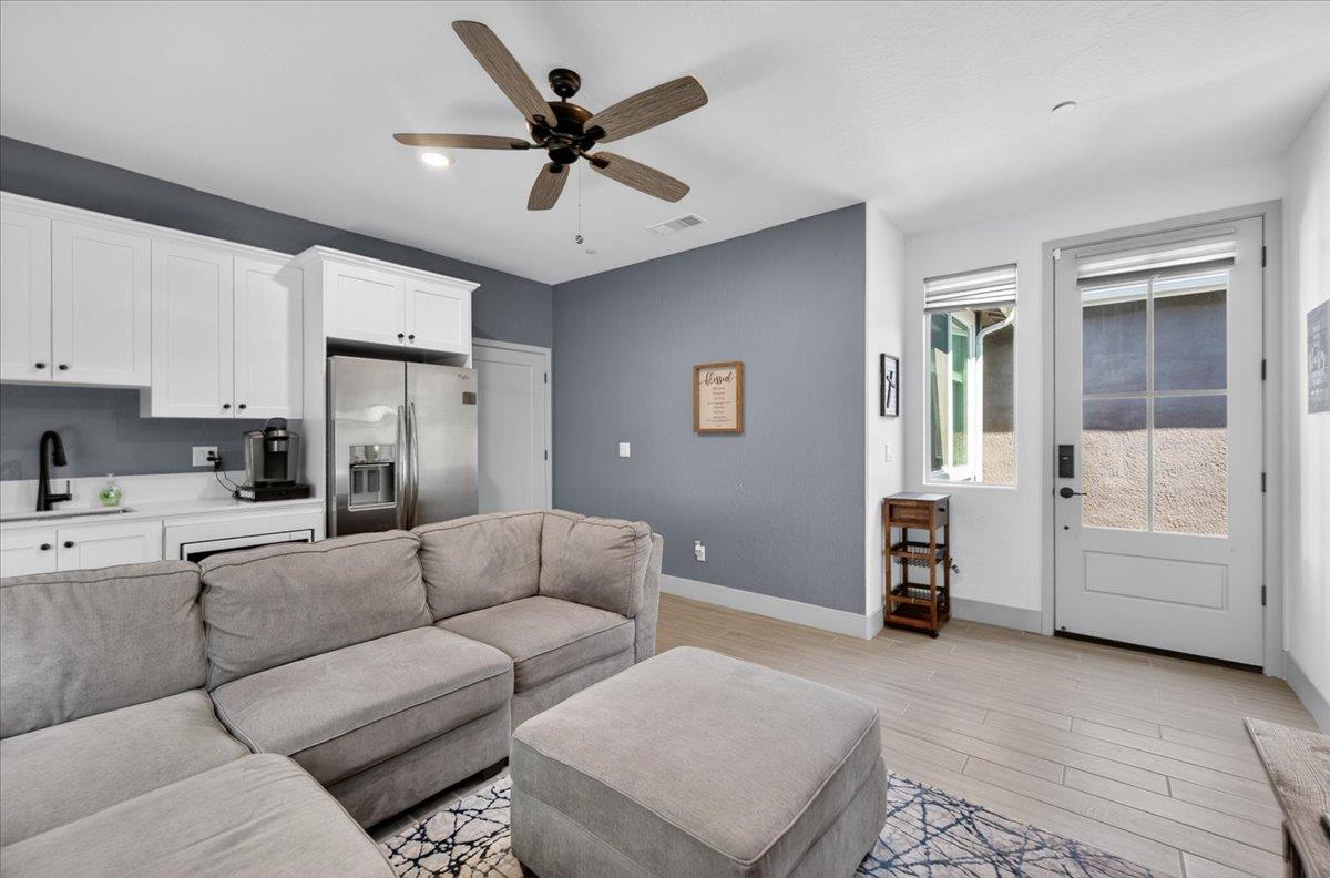 2086 N Phillip Ave, Clovis, CA 93619