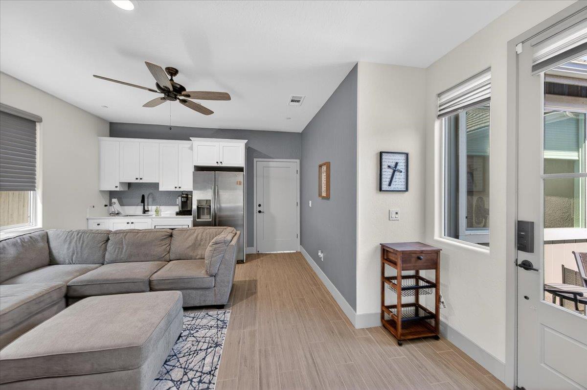 2086 N Phillip Ave, Clovis, CA 93619