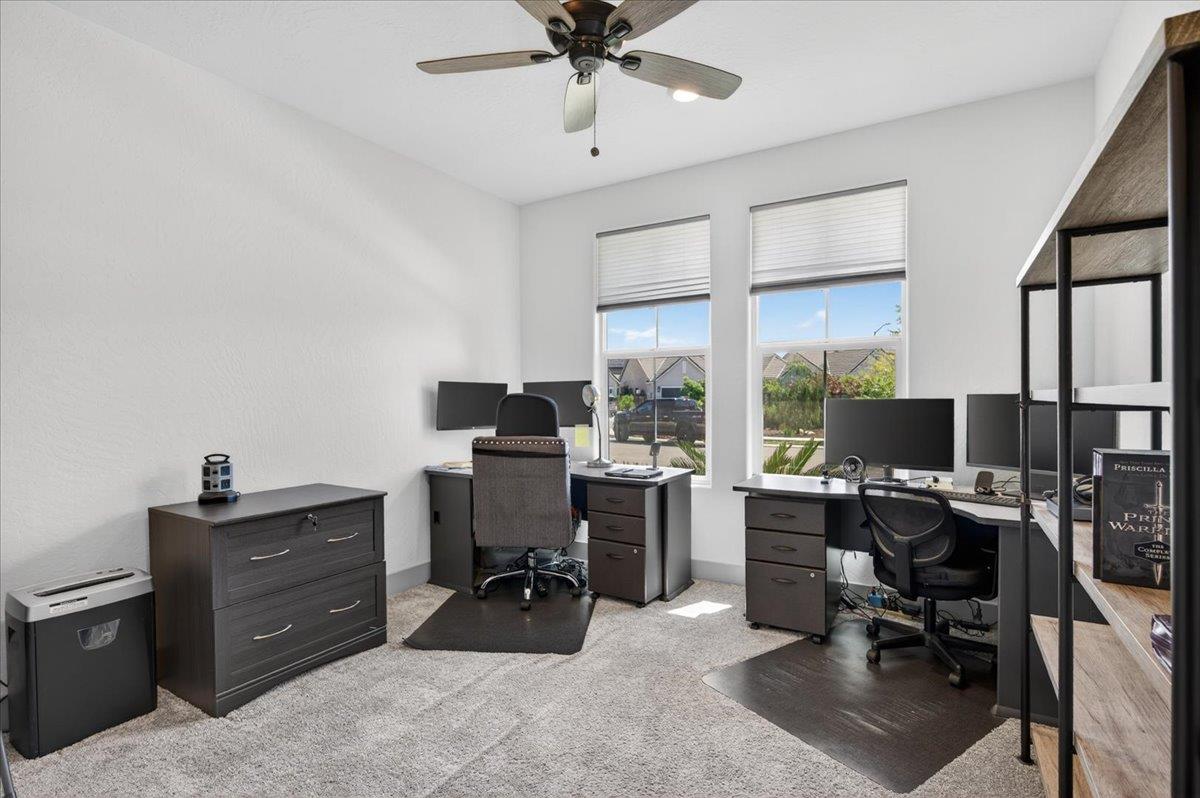 2086 N Phillip Ave, Clovis, CA 93619