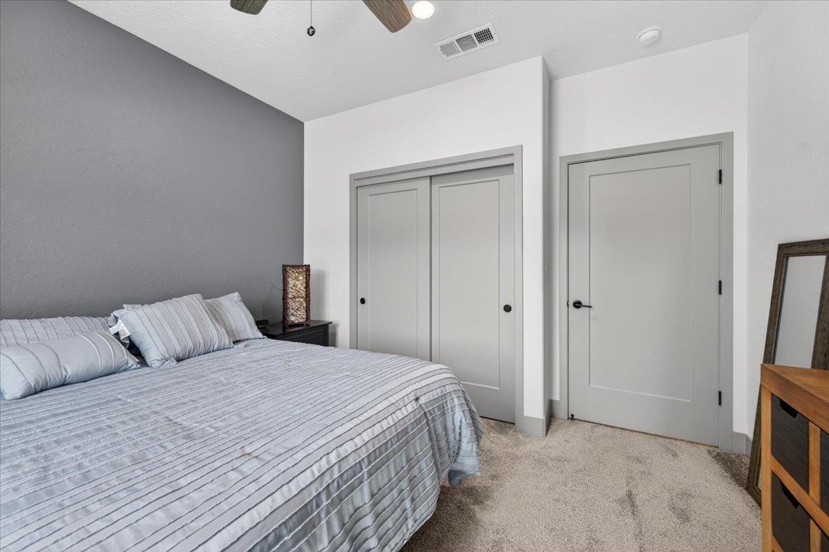 2086 N Phillip Ave, Clovis, CA 93619