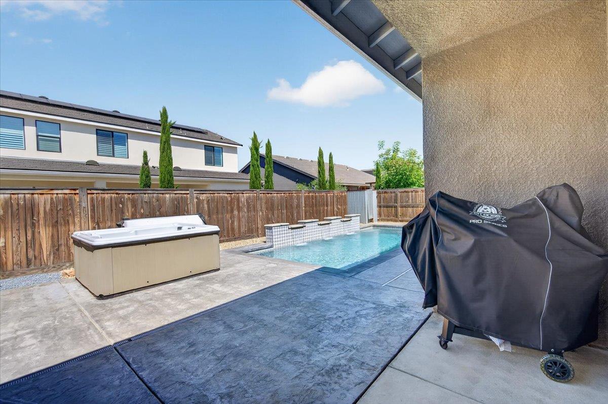 2086 N Phillip Ave, Clovis, CA 93619