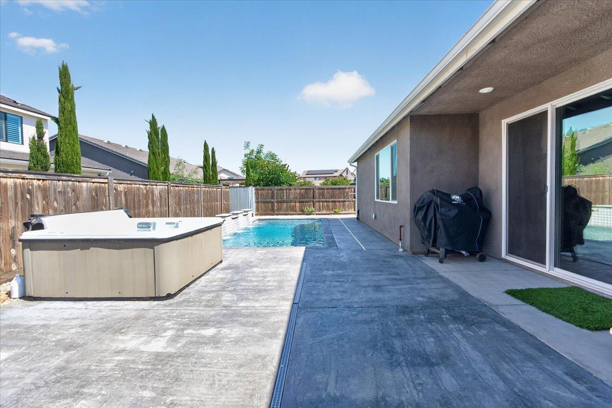 2086 N Phillip Ave, Clovis, CA 93619