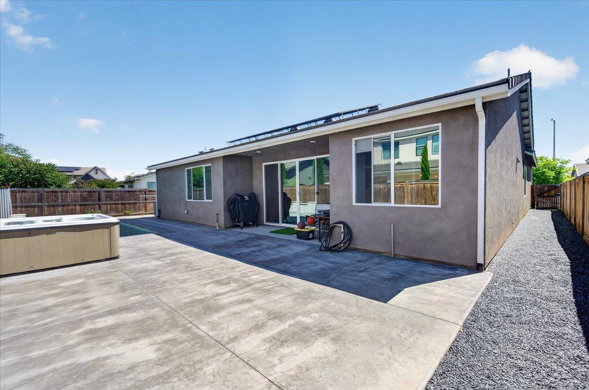 2086 N Phillip Ave, Clovis, CA 93619
