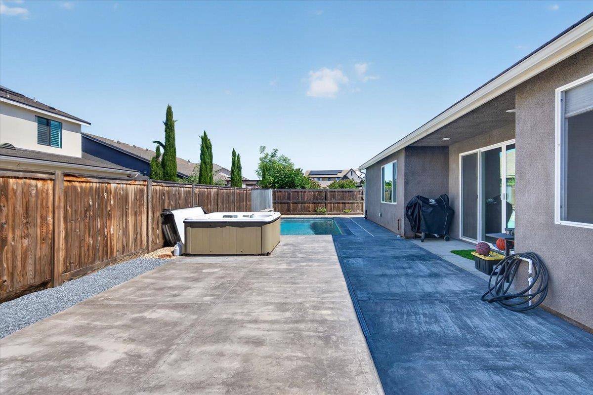 2086 N Phillip Ave, Clovis, CA 93619