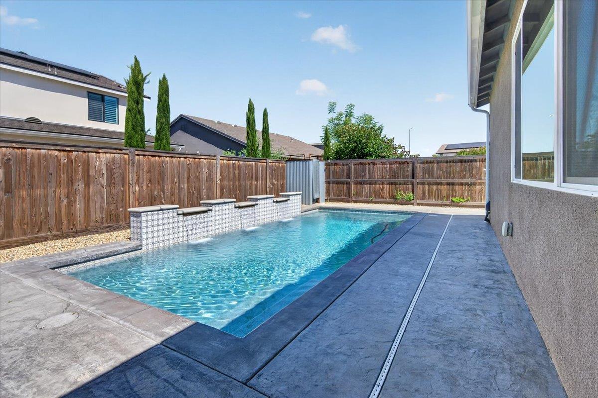2086 N Phillip Ave, Clovis, CA 93619