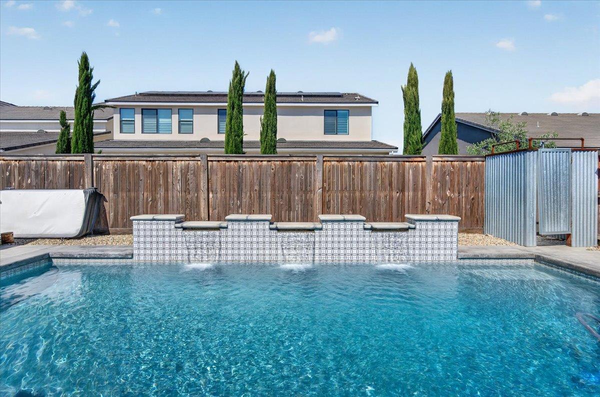 2086 N Phillip Ave, Clovis, CA 93619