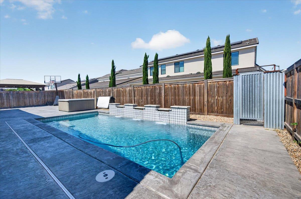2086 N Phillip Ave, Clovis, CA 93619