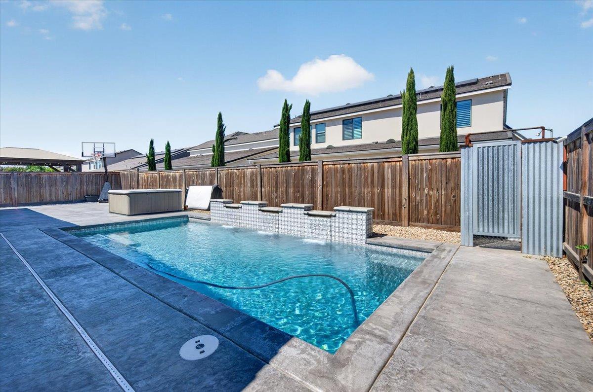 2086 N Phillip Ave, Clovis, CA 93619