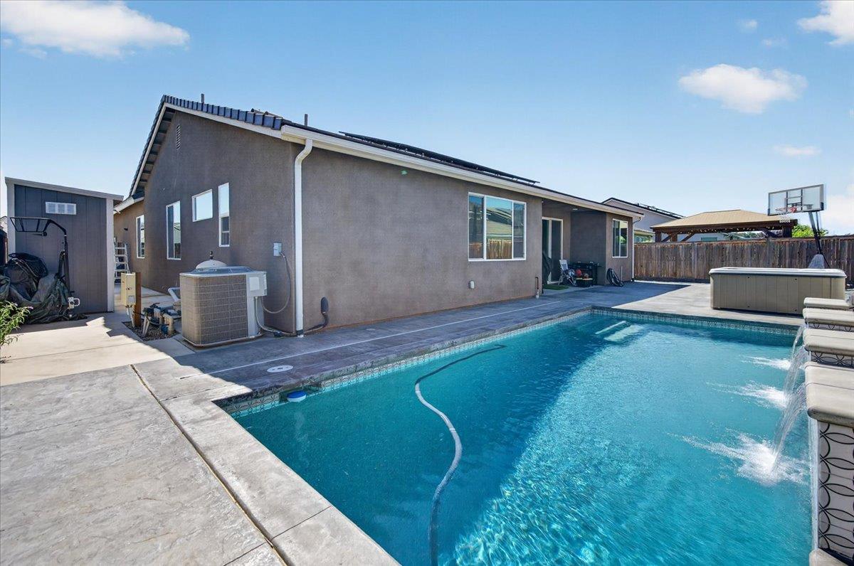 2086 N Phillip Ave, Clovis, CA 93619